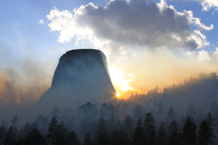 Đài tưởng niệm quốc gia Devils Tower, tại Wyoming, Mỹ. Đài tưởng niệm quốc gia Devils Tower, tại Wyoming, Mỹ.