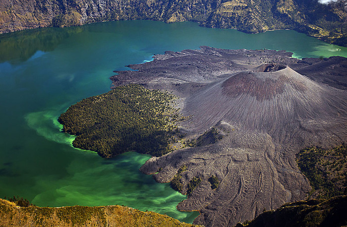 Miệng núi lửa nằm trong hồ Segara Anak, núi Rinjani, Lombok, Indonesia. Miệng núi lửa nằm trong hồ Segara Anak, núi Rinjani, Lombok, Indonesia.