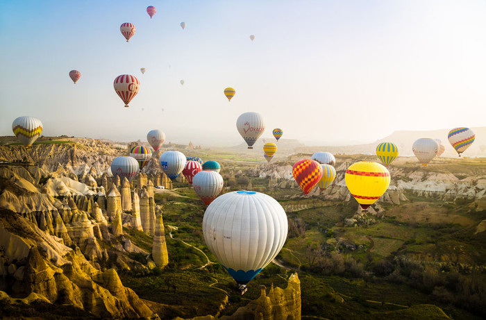 Loạt khinh khí cầu bay trên vùng núi ở Cappadocia, Thổ Nhĩ Kỳ. Loạt khinh khí cầu bay trên vùng núi ở Cappadocia, Thổ Nhĩ Kỳ.