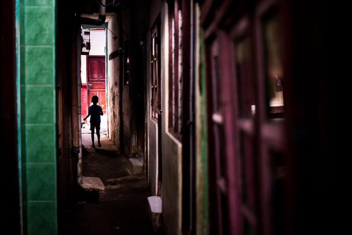 Một con hẻm đầy màu sắc tại Kampung Pulo, Đông Jakarta, Indonesia. Một con hẻm đầy màu sắc tại Kampung Pulo, Đông Jakarta, Indonesia.