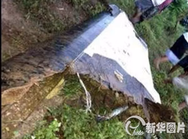 Mảnh vỡ của máy bay rơi trên bờ