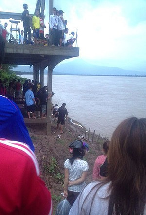 Một số mảnh vỡ của máy bay dạt vào bờ. Một số mảnh vỡ của máy bay dạt vào bờ.