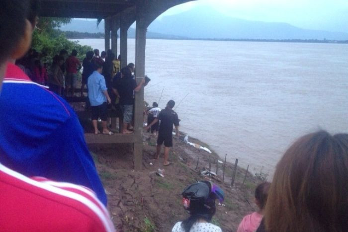 Người hiếu kỳ đổ tới hiện trường xem vụ tai nạn máy bay. Người hiếu kỳ đổ tới hiện trường xem vụ tai nạn máy bay.