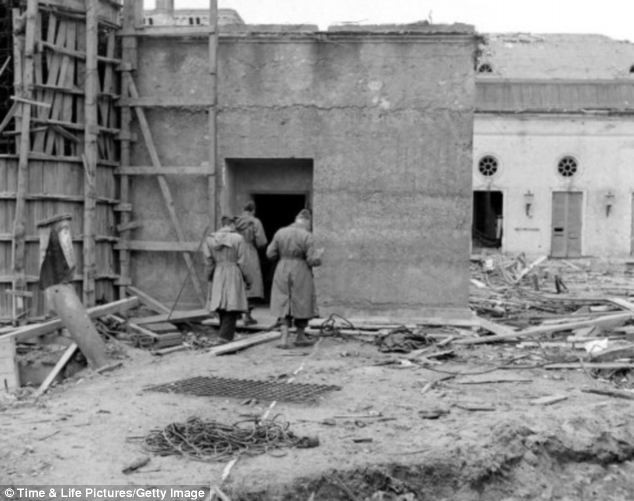 Bên trong khu vườn Chancellery Reich, ở Berlin, năm 1945. Bên trong khu vườn Chancellery Reich, ở Berlin, năm 1945.