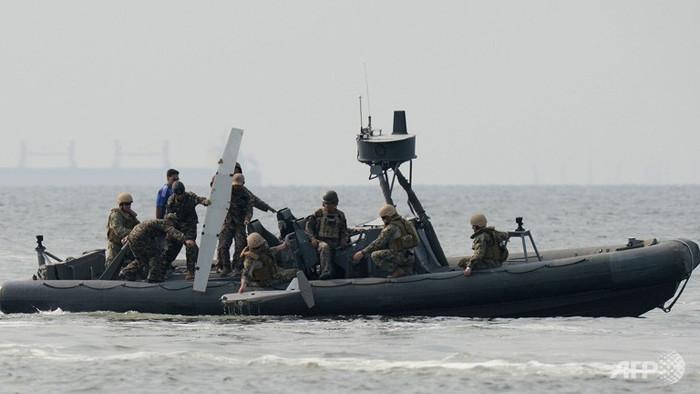 Hải quân Mỹ hướng dẫn binh sĩ Philippines điều khiển phương tiện không người lái cỡ nhỏ. Hải quân Mỹ hướng dẫn binh sĩ Philippines điều khiển phương tiện không người lái cỡ nhỏ.