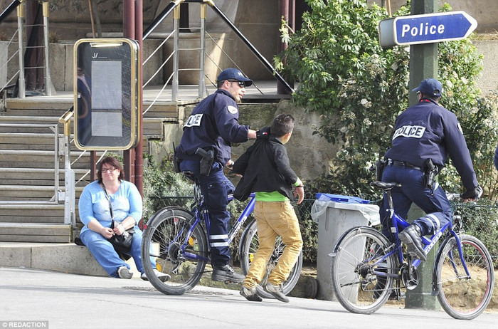 Cảnh sát Pháp bắt giữ một cậu bé móc túi, tuy nhiên, đứa trẻ này sẽ trở lại đường phố trong vài giờ sau đó. Cảnh sát Pháp bắt giữ một cậu bé móc túi, tuy nhiên, đứa trẻ này sẽ trở lại đường phố trong vài giờ sau đó.