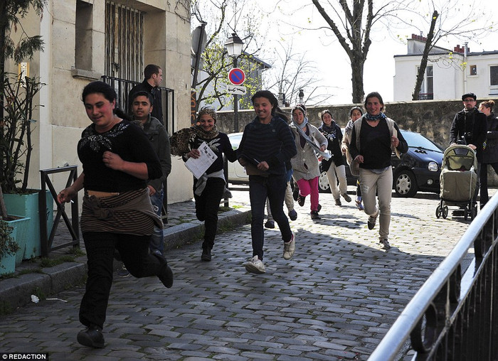 Các thành viên một nhóm móc túi Romiania bị cảnh sát rượt đuổi trên đường phố. Các thành viên một nhóm móc túi Romiania bị cảnh sát rượt đuổi trên đường phố.