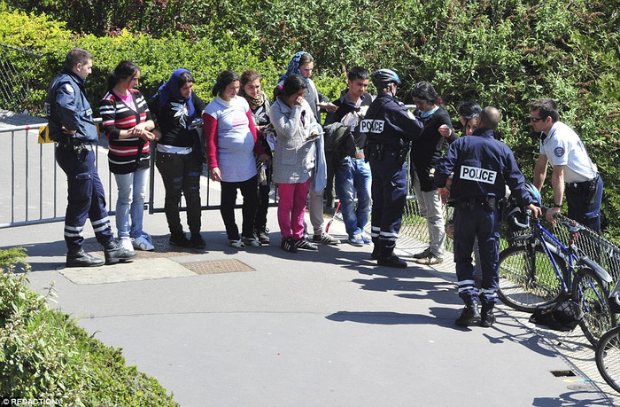 Một nhóm thanh niên Romania xếp hàng để cảnh sát Pháp khám xét vì tình nghi móc túi. Một nhóm thanh niên Romania xếp hàng để cảnh sát Pháp khám xét vì tình nghi móc túi.