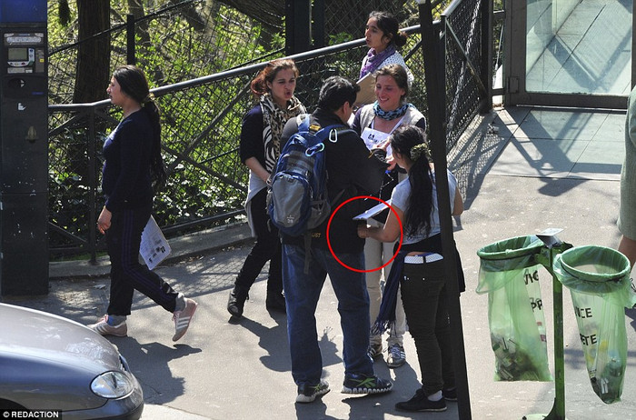 Hai phụ nữ thu hút sự chú ý của nạn nhân trong khi người thứ 3 móc túi của họ. Hai phụ nữ thu hút sự chú ý của nạn nhân trong khi người thứ 3 móc túi của họ.