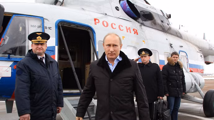 Tổng thống Putin chọn cách đến Kremlin bằng trực thăng thay đoàn xe hộ tống gây ồn ào và tắc nghẽn giao thông thành phố. Tổng thống Putin chọn cách đến Kremlin bằng trực thăng thay đoàn xe hộ tống gây ồn ào và tắc nghẽn giao thông thành phố.
