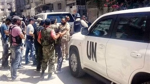 Các thanh tra LHQ được quân nổi dậy tháp tùng trong thời gian làm nhiệm vụ ở Syria.