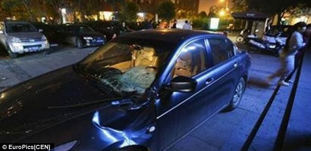 Jun Jun nhảy từ tầng 30 rơi xuống chiếc xe đậu bên dưới, tử vong.