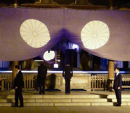 Bộ trưởng Tài chính Nhật Bản Taro Aso (thứ 2 bên trái) thăm đền Yasukuni ở Tokyo hôm 21/4. Bộ trưởng Tài chính Nhật Bản Taro Aso (thứ 2 bên trái) thăm đền Yasukuni ở Tokyo hôm 21/4.