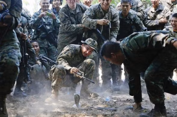 Lính Mỹ học cách tay không khống chế rắn hổ mang bành.