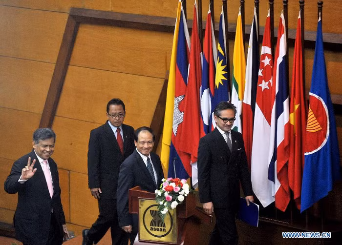 Bộ trưởng Ngoại giao Indonesia Marty Natalegawa, Tổng thư ký mới của ASEAN Lê Lương Minh và cựu Tổng thư ký ASEAN Surin Pitsuwan bắt đầu tham gia lễ chuyển giao vị trí Tổng thư ký tại trụ sở ASEAN ở Jakarta.