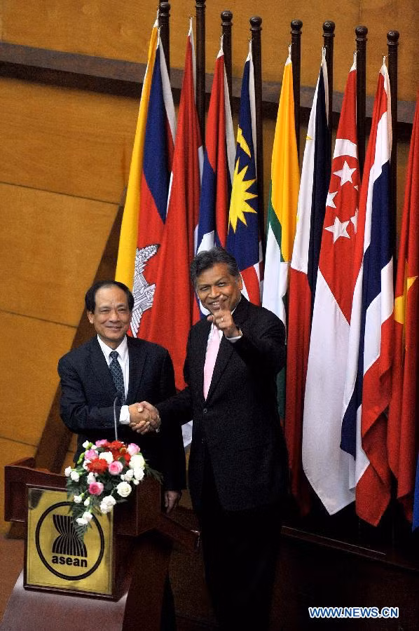 Tổng thư ký mới của ASEAN Lê Lương Minh (trái) bắt tay với người tiền nhiệm Surin Pitsuwan trong buổi lễ chuyển giao quyền Tổng thư ký tại trụ sở ASEAN ở Jakarta ngày 9/1.