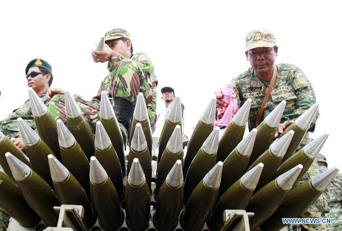 Lực lượng pháo binh Campuchia đã bắn khoảng 40 viên đạn pháo 130 mm, gần 100 quả pháo phản lực BM21 với tầm bắn từ 14 đến 40 km trong cuộc tập trận ngày 2/4. Lực lượng pháo binh Campuchia đã bắn khoảng 40 viên đạn pháo 130 mm, gần 100 quả pháo phản lực BM21 với tầm bắn từ 14 đến 40 km trong cuộc tập trận ngày 2/4.