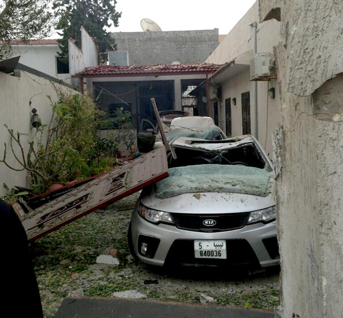 Hai chiếc xe bị phá hủy do áp lực từ vụ nổ.