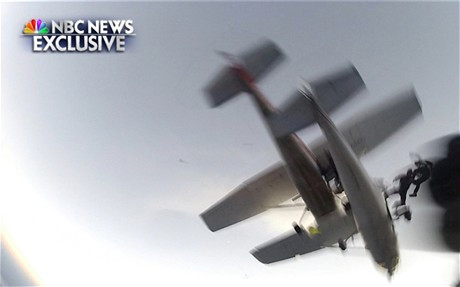 Hai chiếc máy bay va chạm nhau trên không trung