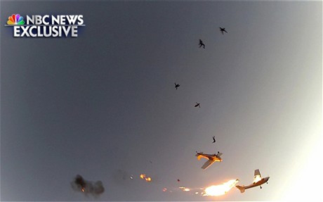 Chiếc máy bay của ông Robinson bốc cháy sau vụ va chạm.