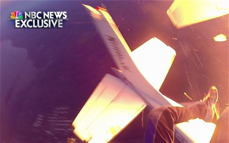 Các vận động viên nhảy dù bị hất ra ngoài không trung