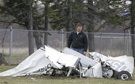 Xác chiếc máy bay chở nhóm người của ông Robinson