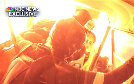 Chiếc máy bay của ông Robinson bốc cháy sau vụ va chạm mạnh