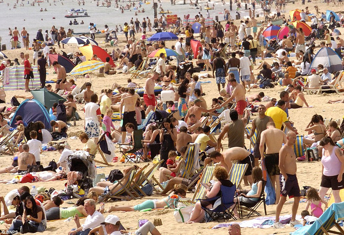 Người dân đổ ra các bãi biển tại Bournemouth để tắm nắng trong dịp cuối tuần. Người dân đổ ra các bãi biển tại Bournemouth để tắm nắng trong dịp cuối tuần.