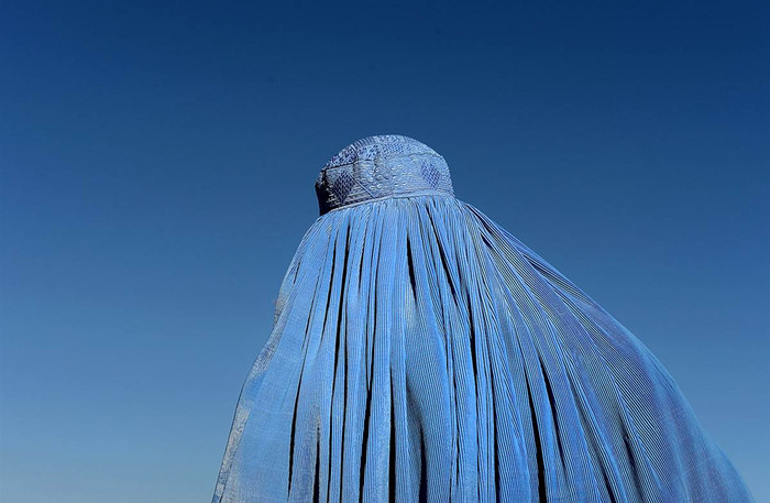 Một phụ nữ Afghanistan đang chờ để nhận được hàng cứu trợ mùa đông tại một trung tâm phân phối của Cao ủy Tị nạn Liên Hợp Quốc dành cho người tị nạn ở Kabul hom 2/1.