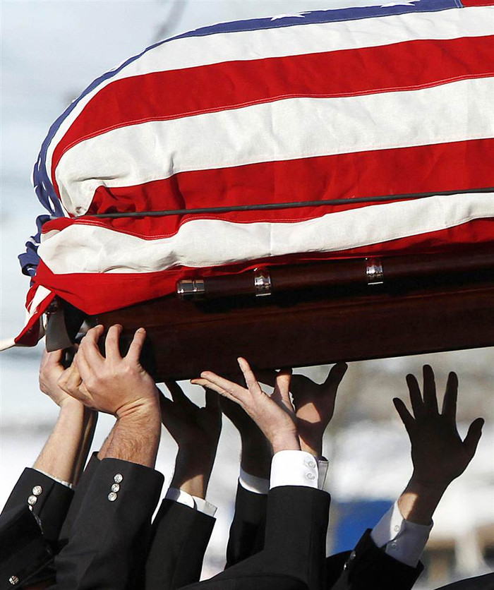 Các lính cứu hỏa tại Sở cứu hỏa Tây Webster đưa linh cữu của đồng nghiệp Michael Chiapperinil lên xe cứu hỏa tới nhà tang lễ ở Tây Webster hôm 30/12. Chiapperinil và Tomasz Kaczowka đã bị giết bởi William Spengler (62 tuổi) trong một cuộc phục kích ở ngoại ô thành phố New York.