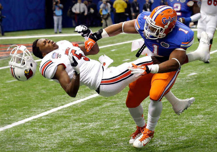 Jon Bostic của đội Florida đánh bại cầu thủ Teddy Bridgewater Louisville trong quý đầu tiên của giải Sugar Bowl tại New Orleans ngày 2/1.