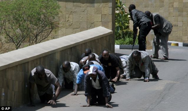 Cảnh sát đang cố gắng di chuyển người dân ra khỏi trung tâm mua sắm an toàn. Cảnh sát đang cố gắng di chuyển người dân ra khỏi trung tâm mua sắm an toàn.