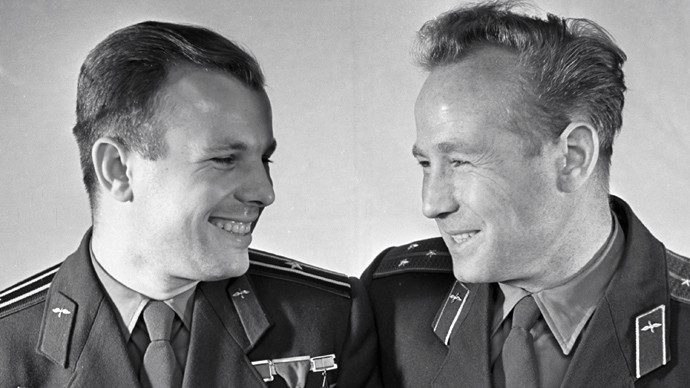 Phi hành gia Yuri Gagarin (trái) và Alexey Leonov. Phi hành gia Yuri Gagarin (trái) và Alexey Leonov.