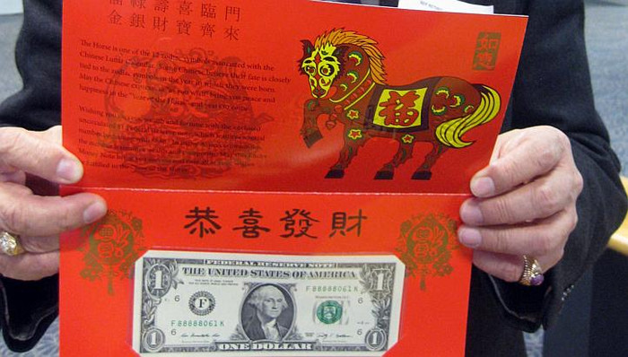 Một trong những đồng đô la may mắn kèm phong bao đỏ được bán ra năm nay. Một trong những đồng đô la may mắn kèm phong bao đỏ được bán ra năm nay.