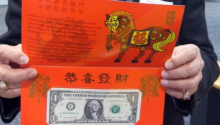 Một trong những đồng đô la may mắn kèm phong bao đỏ được bán ra năm nay.