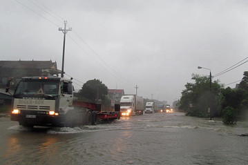 Bão Nari khiến giao thông Bắc-Nam bị gián đoạn.