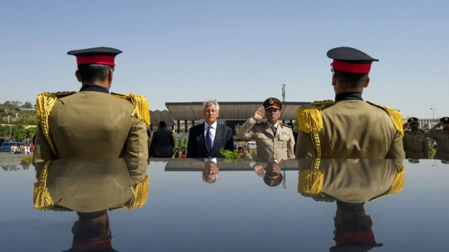 Bộ trưởng Quốc phòng Mỹ Chuck Hagel (thứ hai từ trái) đứng cạnh một quan chức quân đội Ai Cập trước khi đặt vòng hoa tại mộ của cố Tổng thống Anwar Sadat tại Cairo, ngày 24 tháng 4 năm 2013. Bộ trưởng Quốc phòng Mỹ Chuck Hagel (thứ hai từ trái) đứng cạnh một quan chức quân đội Ai Cập trước khi đặt vòng hoa tại mộ của cố Tổng thống Anwar Sadat tại Cairo, ngày 24 tháng 4 năm 2013.