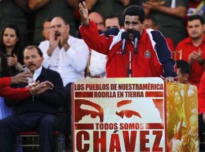 Phó Tổng thống Maduro (giữa ảnh) đã được ông Chavez trao cho một số đặc quyền trước khi lên đường tới Cuba làm phẫu thuật và đồng thời ông Chavez cũng kêu gọi người dân ủng hộ ông Maduro trong trường hợp xảy ra một cuộc bầu cử sớm trong trường hợp ông không thể tiếp tục đảm nhiệm trọng trách lãnh đạo đất nước. Phó Tổng thống Maduro (giữa ảnh) đã được ông Chavez trao cho một số đặc quyền trước khi lên đường tới Cuba làm phẫu thuật và đồng thời ông Chavez cũng kêu gọi người dân ủng hộ ông Maduro trong trường hợp xảy ra một cuộc bầu cử sớm trong trường hợp ông không thể tiếp tục đảm nhiệm trọng trách lãnh đạo đất nước.