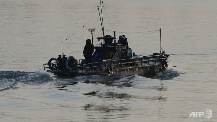 Tàu tuần tra Triều Tiên trên sông Áp Lục ngăn cách Triều Tiên và Trung Quốc (hình minh họa) Tàu tuần tra Triều Tiên trên sông Áp Lục ngăn cách Triều Tiên và Trung Quốc (hình minh họa)