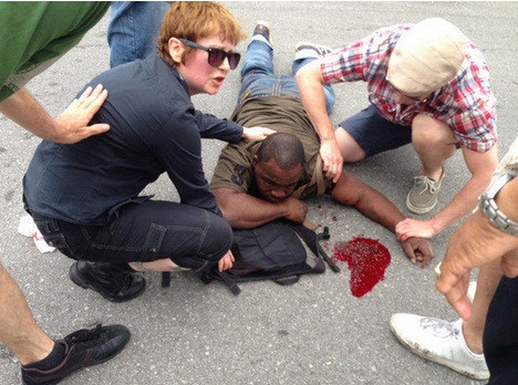 Một nạn nhân trong vụ xả súng đang chờ được đưa tới bệnh viện. Một nạn nhân trong vụ xả súng đang chờ được đưa tới bệnh viện.