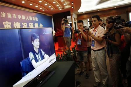 Bạc Hy Lai tỏ ra rất rõ ràng công tư với vợ, đổ lỗi cho bà về nhiều điều, nhất là những điều ông không biết. Bạc Hy Lai tỏ ra rất rõ ràng công tư với vợ, đổ lỗi cho bà về nhiều điều, nhất là những điều ông không biết.