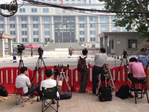 Phóng viên có mặt từ rất sớm chờ đợi.