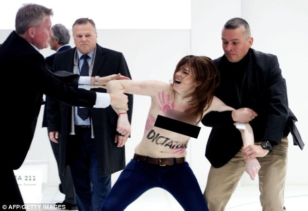 Một trong những người biểu tình ngực trần đòi tiếp cận 2 nhà lãnh đạo của Nga và Đức. Một trong những người biểu tình ngực trần đòi tiếp cận 2 nhà lãnh đạo của Nga và Đức.