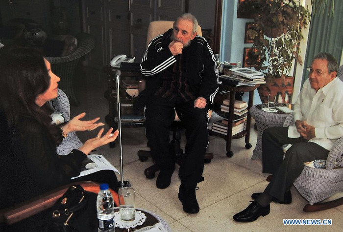 Tổng thống Argentina Cristina Fernandez hội đàm với cựu Chủ tịch Cuba Fidel Castro và Chủ tịch Raul Castro (phải) trong chuyến thăm Havana hôm 1/1. Tổng thống Argentina Cristina Fernandez hội đàm với cựu Chủ tịch Cuba Fidel Castro và Chủ tịch Raul Castro (phải) trong chuyến thăm Havana hôm 1/1.