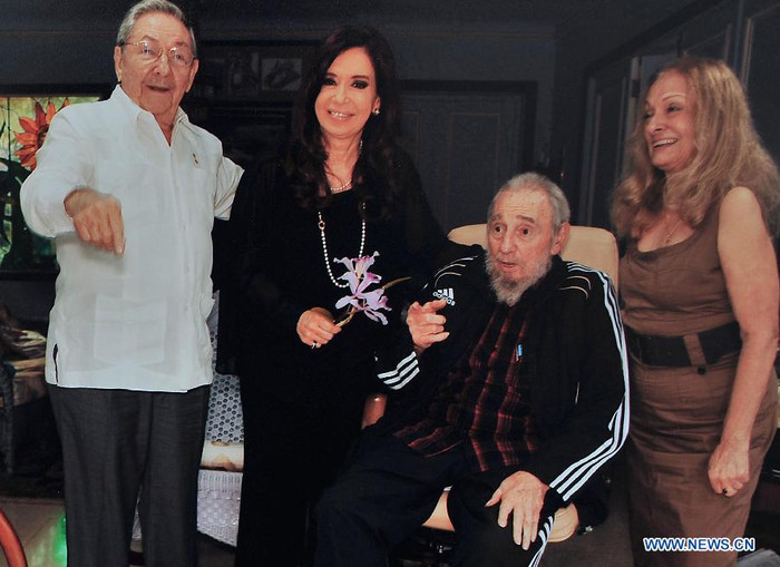 Từ trái qua phải: Chủ tịch Cuba Raul Castro, Tổng thống Argentina Cristina Fernandez, nhà lãnh đạo Cách mạng Cuba - cựu Chủ tịch Fidel Castro, vợ của ông Fidel - bà Dalia Soto. Từ trái qua phải: Chủ tịch Cuba Raul Castro, Tổng thống Argentina Cristina Fernandez, nhà lãnh đạo Cách mạng Cuba - cựu Chủ tịch Fidel Castro, vợ của ông Fidel - bà Dalia Soto.