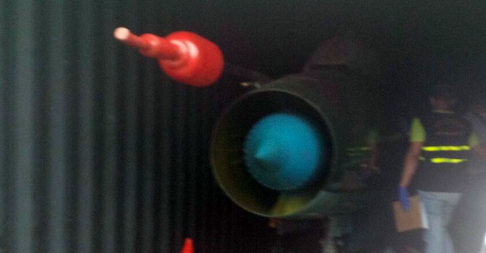 Bộ phận của một chiếc MiG trong container trên tàu chở hàng Triều Tiên bị giữ lại tại Panama. Bộ phận của một chiếc MiG trong container trên tàu chở hàng Triều Tiên bị giữ lại tại Panama.