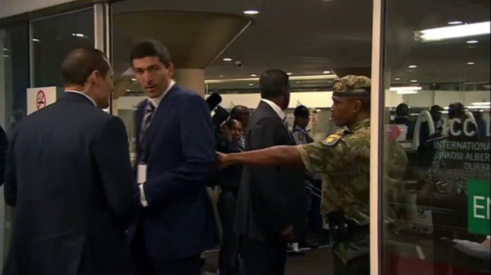 Các nhân viên an ninh đuổi nhóm vệ sĩ Tổng thống Nga ra ngoài tòa nhà. Các nhân viên an ninh đuổi nhóm vệ sĩ Tổng thống Nga ra ngoài tòa nhà.