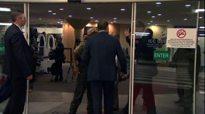 Dù đã cố giải thích nhưng họ không thể thuyết phục được các nhân viên an ninh Nam Phi. Dù đã cố giải thích nhưng họ không thể thuyết phục được các nhân viên an ninh Nam Phi.