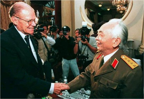 Đại tướng Võ Nguyên Giáp tiếp ông Robert McNamara tại Hà Nội năm 1997. Đại tướng Võ Nguyên Giáp tiếp ông Robert McNamara tại Hà Nội năm 1997.