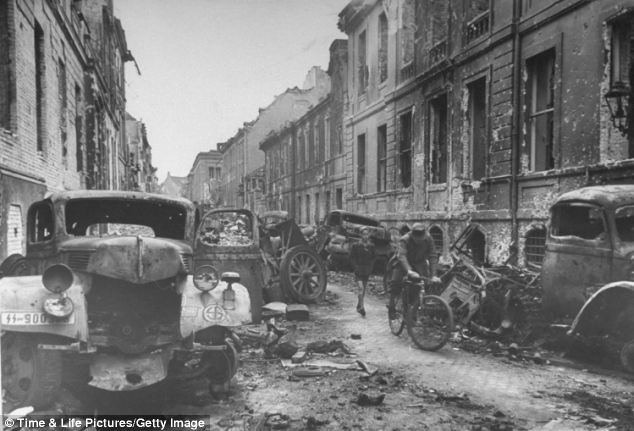 Khu phố Oberwallstrasse, nơi diễn ra các trận chiến ác liệt nhất để giành quyền kiểm soát Berlin tháng 4/1945. Khu phố Oberwallstrasse, nơi diễn ra các trận chiến ác liệt nhất để giành quyền kiểm soát Berlin tháng 4/1945.